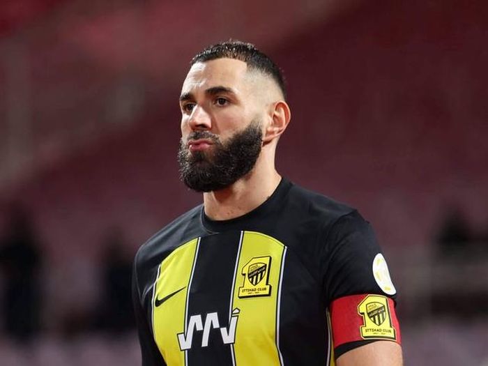 Arsenal không chiêu mộ Benzema.