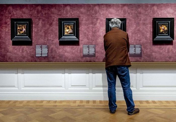 Một người ngắm tranh tại triển lãm “Bốn giác quan của Rembrandt – Những bức tranh đầu tiên của ông”