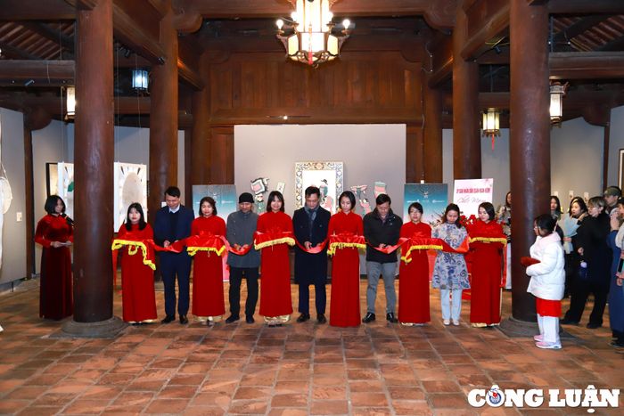  Cắt băng khai mạc triển lãm "Đối thoại với dòng tranh gỗ Nhật Bản Ukiyo-E". 