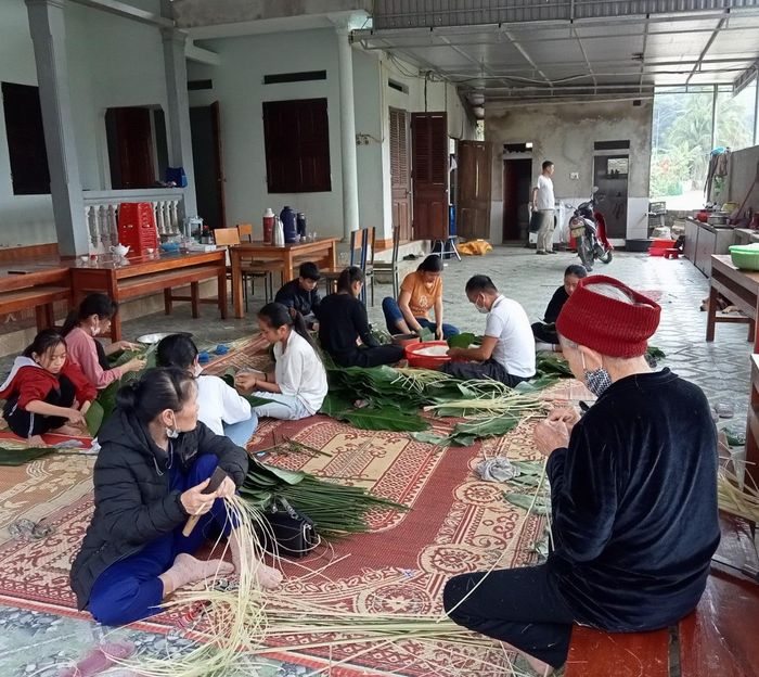 Gói bánh chưng của người Thổ.