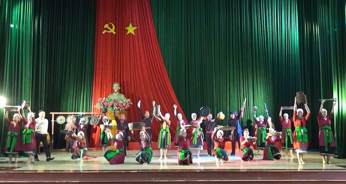 Tiết mục hát múa chậm đò ho của đồng dân tộc thổ huyện Như Xuân.