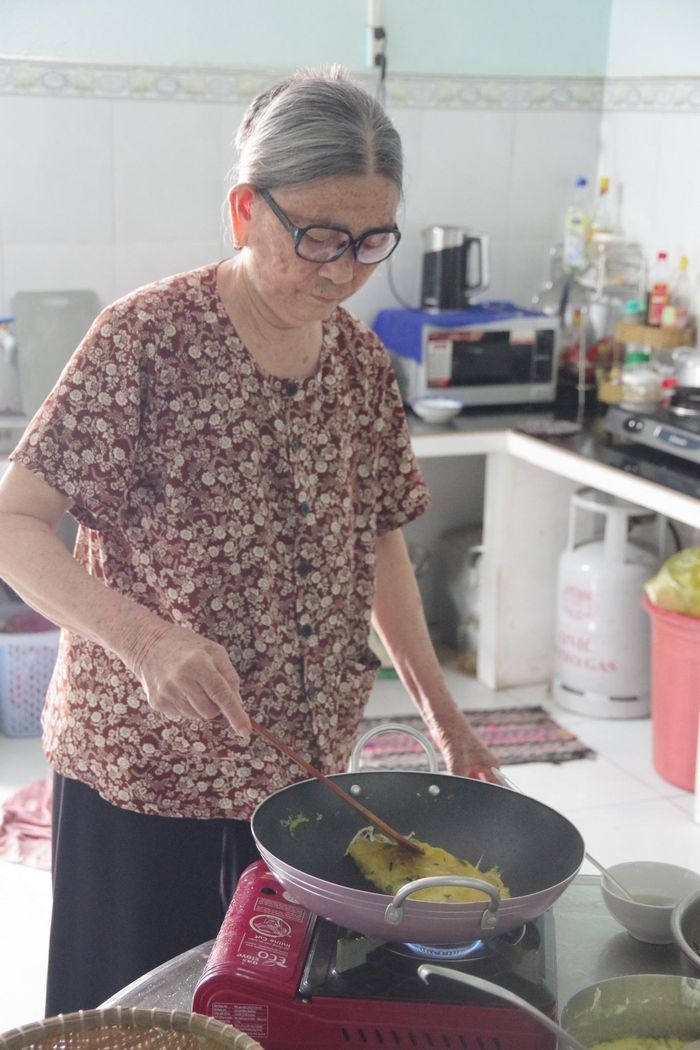 Bà nội 90 tuổi của tôi đang đổ bánh xèo