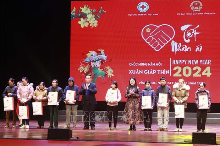 10 hộ gia đình có hoàn cảnh khó khăn tại Vĩnh Phúc được nhận quà và hỗ trợ sinh kế (trị giá 10 triệu đồng mỗi hộ gia đình) tại chương trình. Ảnh: Hoàng Hùng/TTXVN