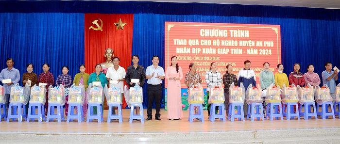 Tặng quà cho người dân 