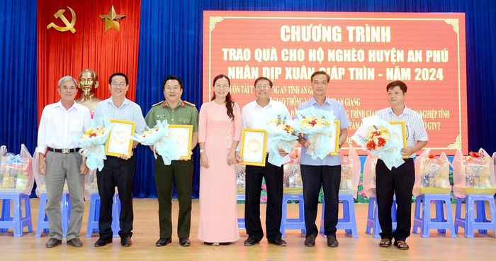 Huyện ủy An Phú tri ân các đơn vị tài trợ