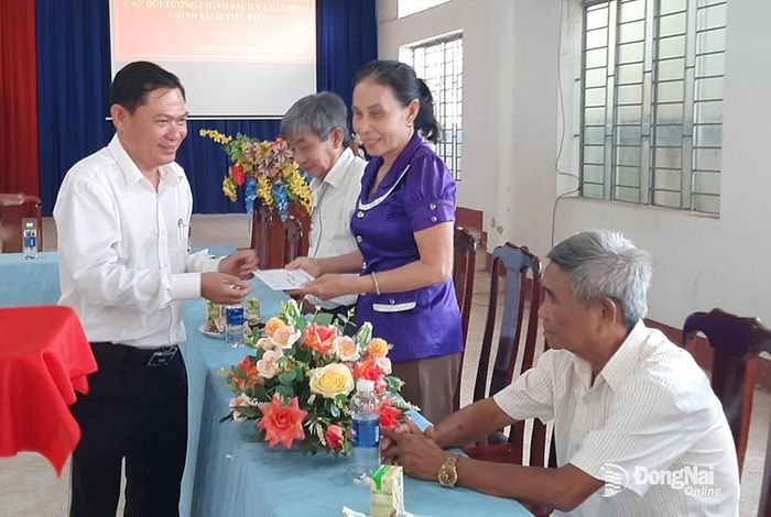 Bí thư Huyện ủy Lê Tuấn Anh trao quà cho các gia đình chính sách