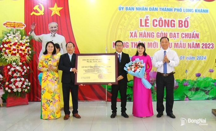 Lãnh đạo TP.Long Khánh trao bằng công nhận đạt chuẩn NTM kiểu mẫu cho xã Hàng Gòn