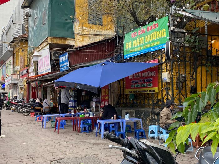 Hàng quán vẫn mở, nhưng chỉ lác đác khách ghé qua (Ảnh: Văn Tuyến)