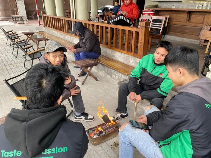 Không có khách, nhiều chủ cửa hàng và nhân viên phải đốt củi sưởi ấm giữa trời đông giá rét (Ảnh: Văn Tuyến)