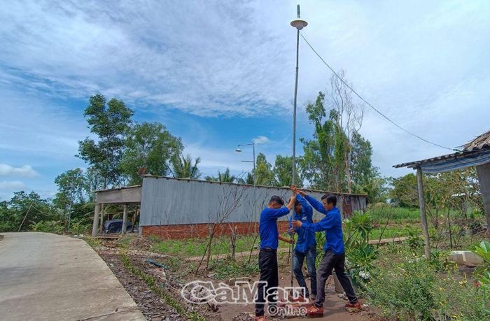 Tuyến đường sáng - xanh - sạch - đẹp tại kênh Rạch Sao dài hơn 1.600 m, có 37 hộ dân tham gia với nhiều phần việc thiết thực.