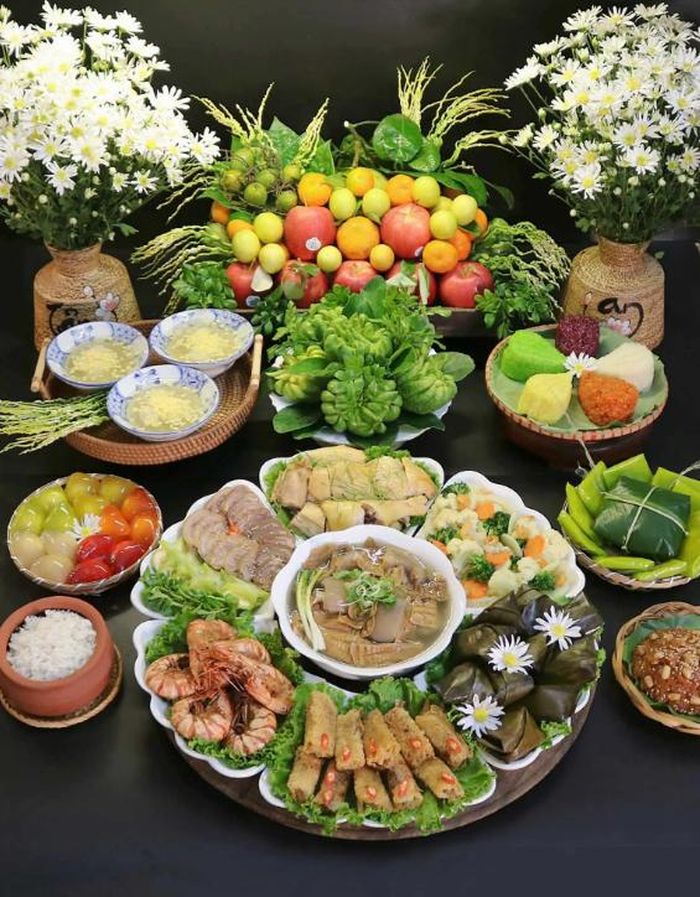 Mâm cúng Rằm tháng Chạp gồm: Gà luộc, xôi ngũ sắc, bê cuộn hấp, nem rán, tôm rán, canh măng móng giò, rau củ luộc, chè hoa cau, cơm gạo mùa.