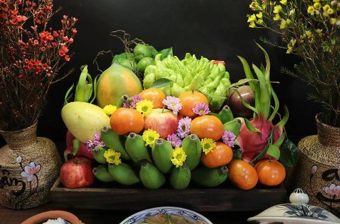 Mâm cỗ chay không thể thiếu được hoa tươi quả ngọt. Ảnh: Vũ Thu Hương