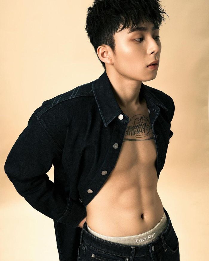  Nhà sản xuất âm nhạc WOKEUP cũng nhanh chóng hưởng ứng bộ sưu tập Tết Nguyên đán của Calvin Klein. Anh diện áo dệt kim đỏ và quần lót in hình chú rồng đồng màu, thu hút sự chú ý của công chúng. Bên cạnh đó, WOKEUP cũng chọn set trang phục denim “cộp mác” Calvin Klein. Giống với gương mặt đại diện JungKook (BTS) của nhãn hàng, WOKEUP bung khuy áo khoác, khoe khéo cơ ngực, múi bụng săn chắc, quyến rũ. Ảnh: @ameemee_m. 
