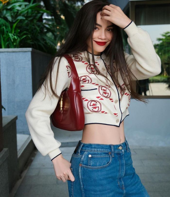 Hồ Ngọc Hà cũng lăng xê 2 set trang phục dạo phố khác của Gucci. Ở outfit thứ nhất, cô kết hợp áo crop top đỏ chất liệu lấp lánh với chân đầm denim trắng. Bộ trang phục mang tinh thần thời trang đường phố và không khí lễ hội sôi động. Với outfit thứ 2, Hồ Ngọc Hà phối áo dệt kim dài tay in logo Gucci với quần jean cạp cao. Chi tiết logo màu đỏ thể hiện tinh thần Tết Nguyên đán của bộ đồ. Ảnh: @hongocha.