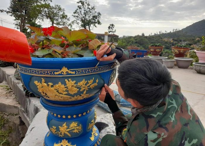 Làm đẹp cảnh quan môi trường đón Tết. Ảnh: Duy Phúc