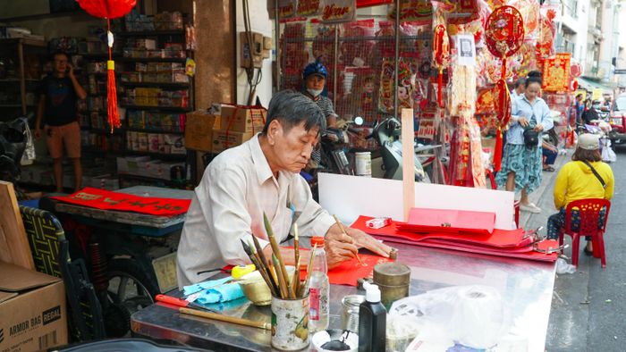  Một trong ít hộ kinh doanh còn giữ nghề “viết chữ” thư pháp trong dịp tết 
