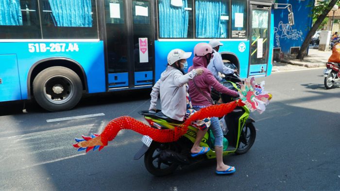  Một trong những con rồng cuối cùng của một đại lý trên đường Hải Thượng Lãn Ông được người dân đưa về nhà trang trí 