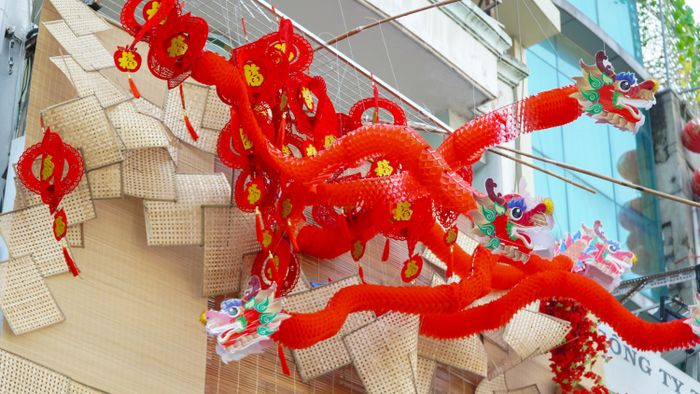  Những linh vật rồng có chiều dài hơn 1m được bán với giá từ 1,2 triệu đồng 