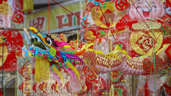  Rất nhiều mô hình rồng được bày bán phục vụ nhu cầu người mua 