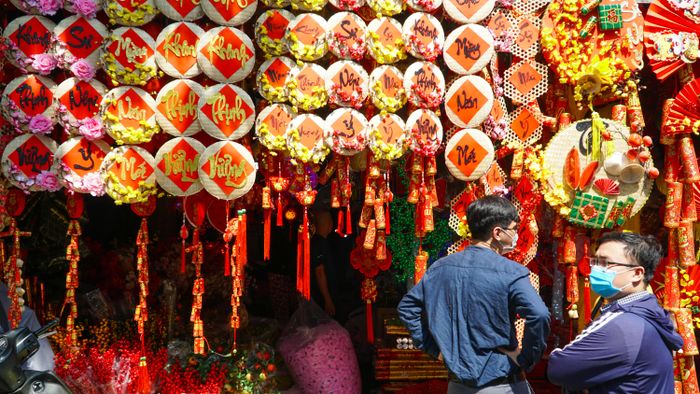  Câu đối đỏ và những vật dụng trang trí tết được bài trí đa dạng, nhiều chủng loại và giá cả khác nhau 