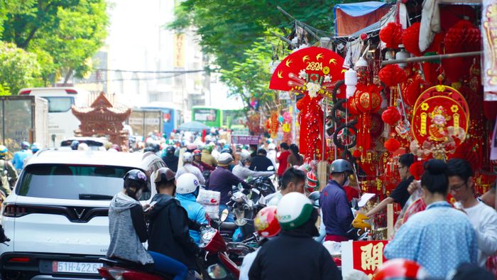  Các cửa hàng tập trung trên một đoạn đường khoảng 500m, bán rất nhiều các mẫu mã đa dạng 