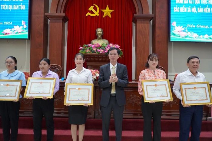 Ông Đào Việt Ánh - Phó Tổng giám đốc BHXH Việt Nam tặng bằng khen cho 12 tập thể có thành tích xuất sắc.