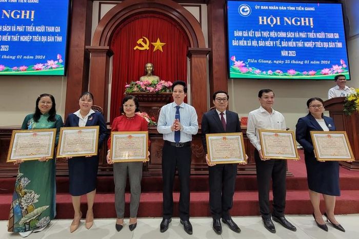 Phó Chủ tịch UBND tỉnh Tiền Giang tặng bằng khen cho các cá nhân có thành tích xuất sắc.