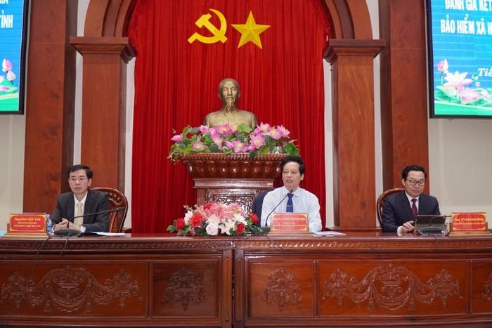 Đại biểu chủ trì hội nghị.