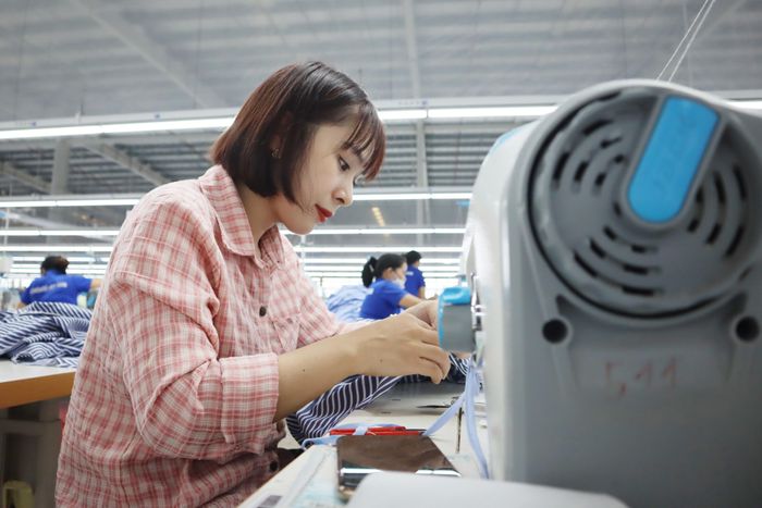 Để có thêm tiền trang trải Tết, không ít công nhân xin tăng ca hoặc làm thêm những công việc thời vụ. Ảnh: Diệp Thanh 