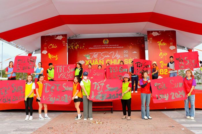  Đoàn viên, công nhân Khu kinh tế Đông Nam tham gia viết thư pháp trong sự kiện Tết Sum vầy do Công đoàn Khu kinh tế Đông Nam tổ chức. Ảnh: Hoàng Lam 