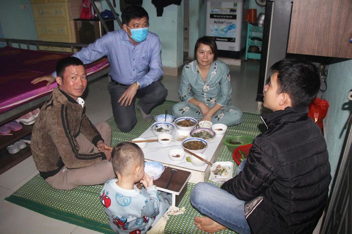  Chủ tịch Liên đoàn Lao động tỉnh Kha Văn Tám thăm hỏi đời sống người lao động. Ảnh tư liệu: Diệp Thanh 