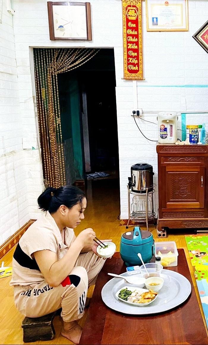 Những bữa ăn muộn một mình của chị diễn ra hàng ngày bởi đặc thù công việc