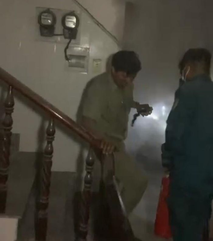 Lực lượng chức năng đã cứu được 4 người ra ngoài - Ảnh: Công an cung cấp