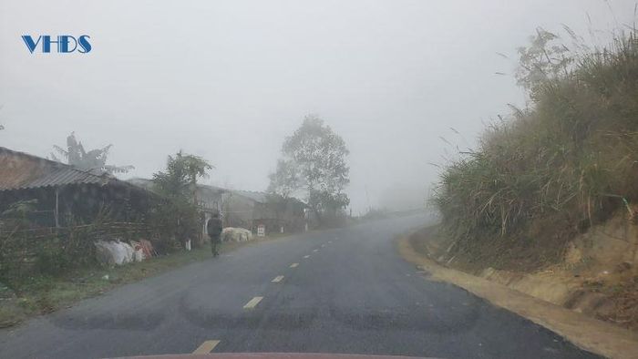 Trên các tuyến đường, sương mù phủ dày đặc, nhất là thời điểm sáng sớm, che khuất tầm nhìn.
