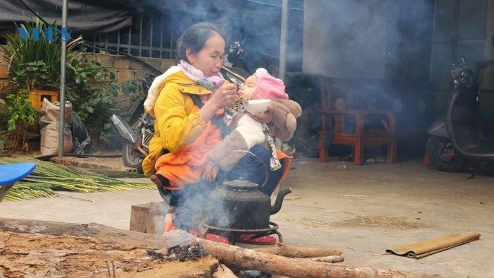 Với nhiều gia đình, mọi sinh hoạt thường nhật diễn ra bên bếp lửa hồng.