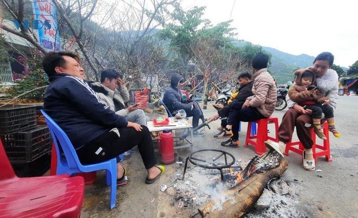 Những ngày qua, nhiệt độ tại các huyện, thị xã, thành phố của tỉnh Thanh Hóa xuống thấp do ảnh hưởng của đợt rét hại.