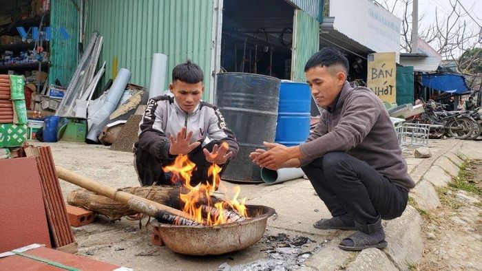 Mưu sinh trong tiết trời lạnh giá, có những thời điểm chỉ 9 độ C, người dân tại huyện vùng biên Mường Lát phải đốt lửa sưởi ấm.