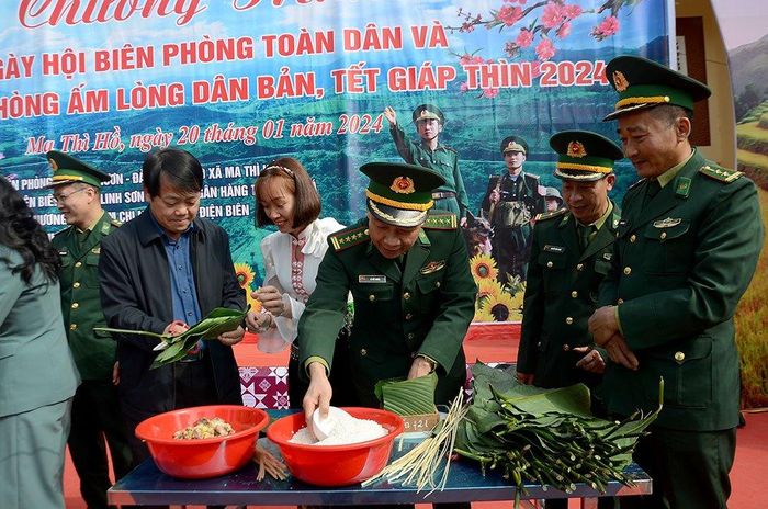 "Thi gói bánh chưng trong ngày hội biên phòng toàn dân và Xuân biên phòng ấm lòng dân bản". Ảnh: Hải Yến