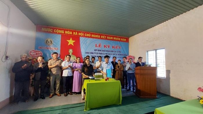  Lãnh đạo Công ty cổ phần Cà phê Gia Lai và hộ nhận khóa ký kết hợp đồng giao khoán vườn cà phê .Ảnh: Nguyễn Diệp