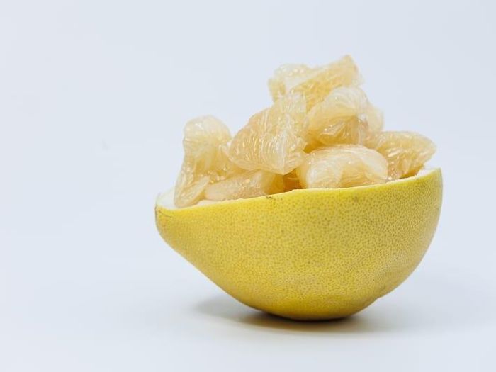 Bưởi chứa các hợp chất có thể giúp giảm mức cholesterol.