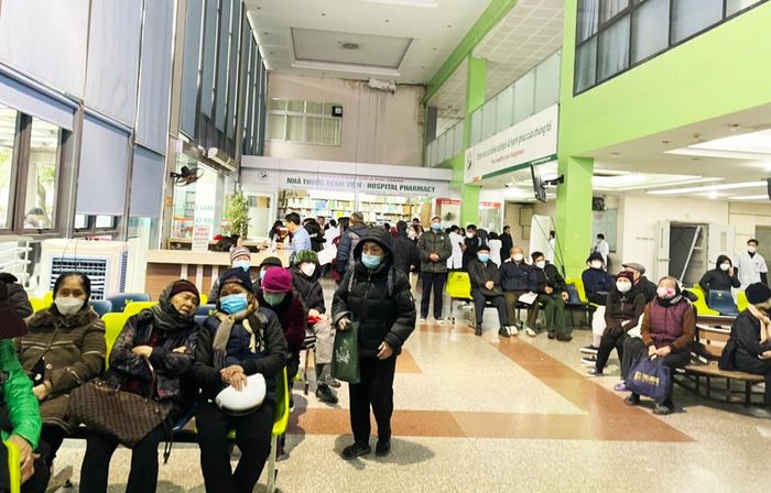 Người cao tuổi thăm khám tại Bệnh viện Đa khoa Đức Giang trong ngày rét đậm, rét hại. Ảnh: Trần Thảo