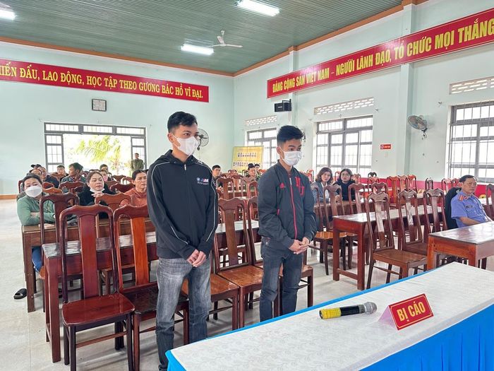 Hai bị cáo An và Kha tại phiên tòa lưu động.