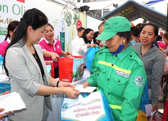  Mỗi chị nhận một phần quà nghĩa tình nặng trĩu 
