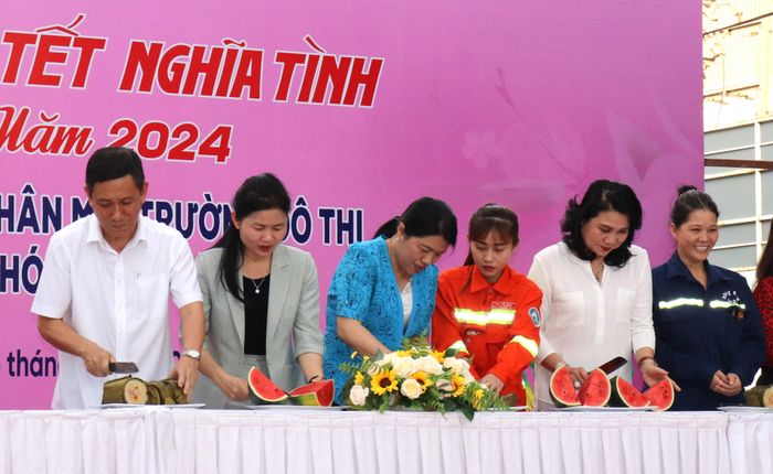  Các đại biểu cùng các nữ công nhân cắt dưa hấu và bánh chưng bánh tét 