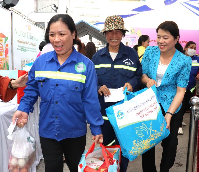  Niềm vui mang quà về nhà của các nữ công nhân vệ sinh 