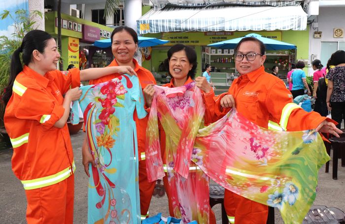  Niềm vui của các chị khi nhận được bộ áo dài ưng ý 