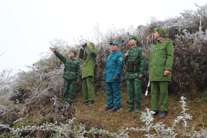 Cán bộ, chiến sĩ Đồn Biên phòng Xín Cái phối hợp với Công an và dân quân tuần tra bảo vệ biên giới. Ảnh: Minh Đức