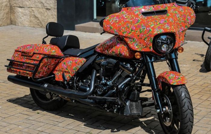  Họa tiết 'chăn con công' xuất hiện trên chiếc Harley-Davidson. Ảnh: TN