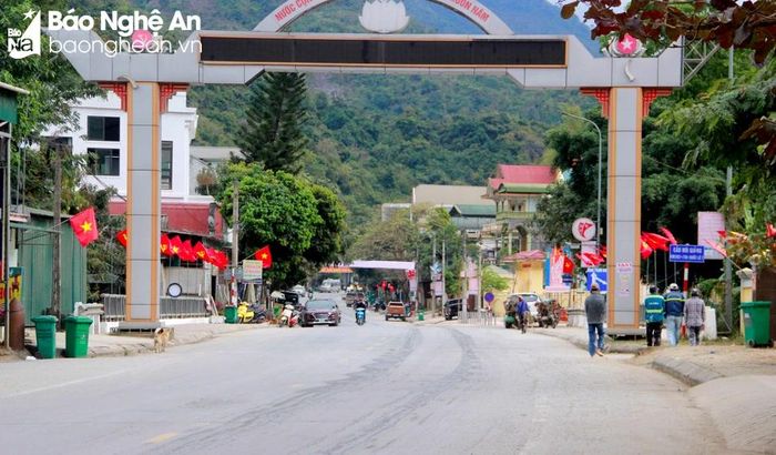 Khu vực thường bán đào Tết hàng năm của thị trấn Mường Xén đến ngày 16 tháng Chạp này vẫn chưa có đào bán. Ảnh: Q.An