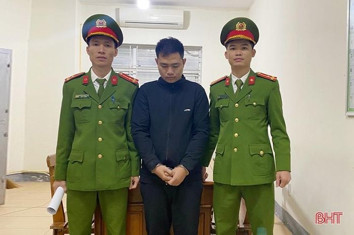 Đối tượng Phan Minh Thiện (giữa) bị Cơ quan CSĐT Công an TX Kỳ Anh khởi tố về tội lừa đảo chiếm đoạt tài sản.